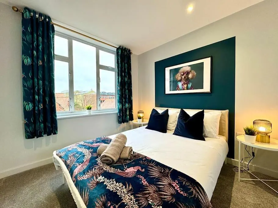 Coastal 3Br Bournemouth Apartment, Prime Location-1