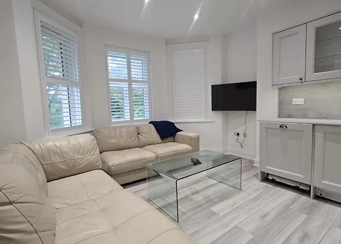 Lovely 2 Bedroom Flat Ideal For All Occasions