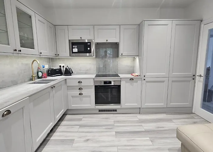 Lovely 2 Bedroom Flat Ideal For All Occasions